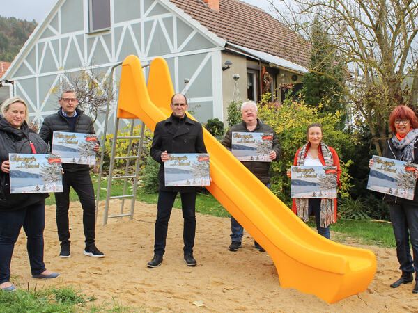 Übergabe der neuen Rutsche auf dem Spielplatz